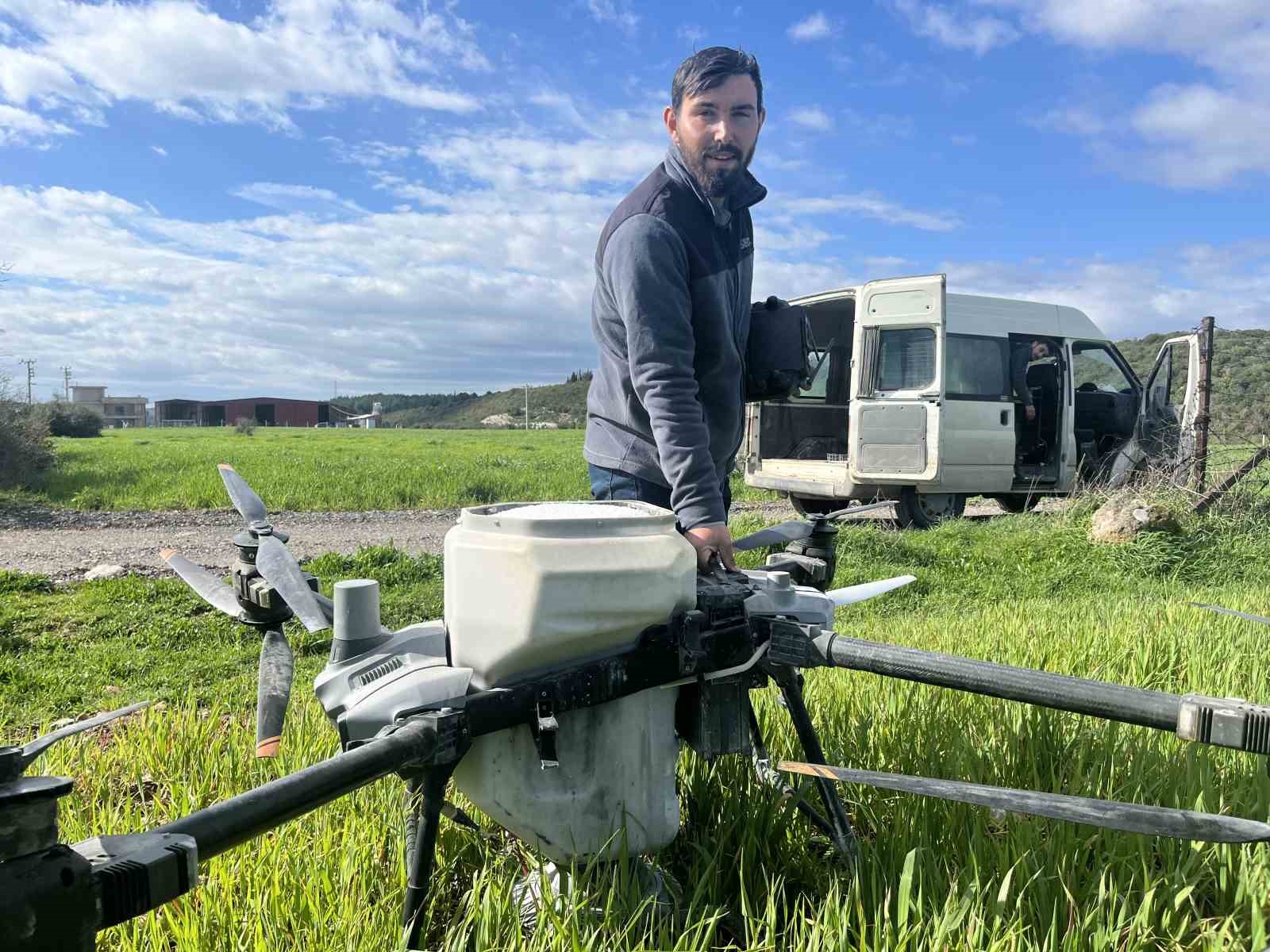 Yağmurdan çamura dönen tarlalarda çiftçi çözümü dronda buldu
