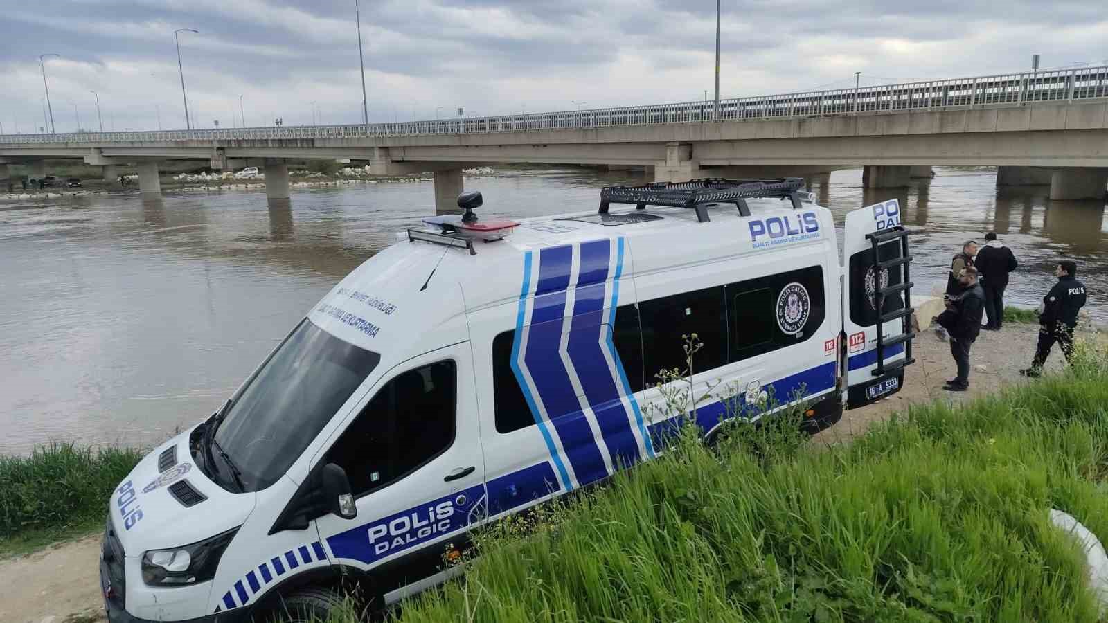 Yağmurdan yükselen dere, aracıyla köprü altından geçmek isteyen yaşlı adamı yuttu
