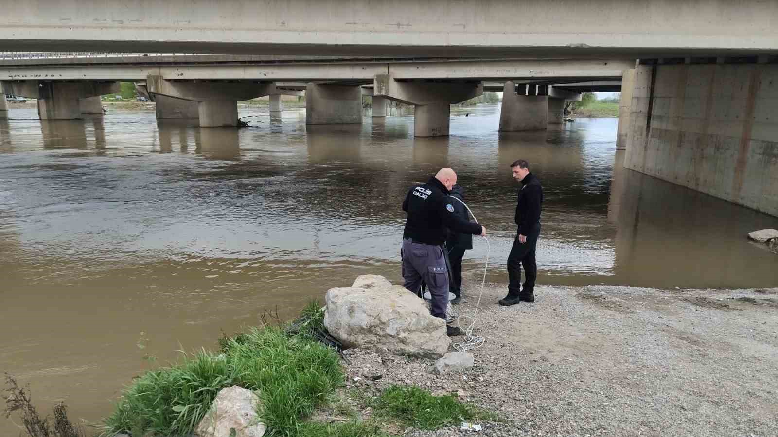 Yağmurdan yükselen dere, aracıyla köprü altından geçmek isteyen yaşlı adamı yuttu
