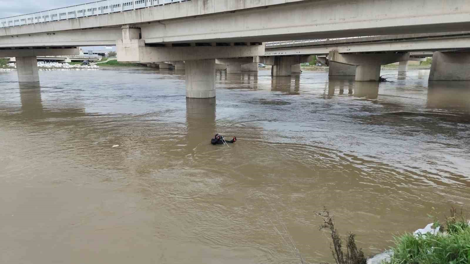 Yağmurdan yükselen dere, aracıyla köprü altından geçmek isteyen yaşlı adamı yuttu
