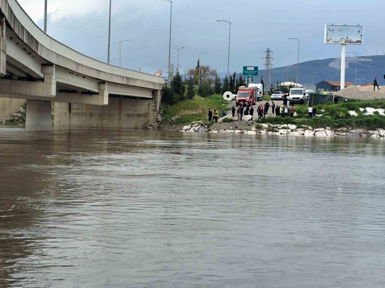 Yağmurdan yükselen dere, aracıyla köprü altından geçmek isteyen yaşlı adamı yuttu
