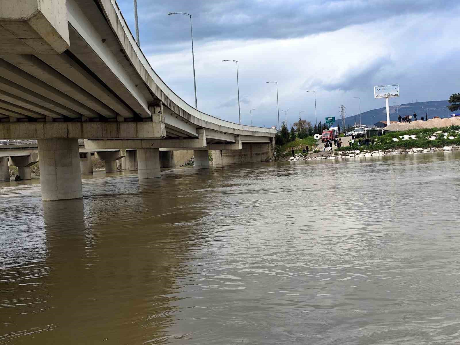 Yağmurdan yükselen dere, aracıyla köprü altından geçmek isteyen yaşlı adamı yuttu
