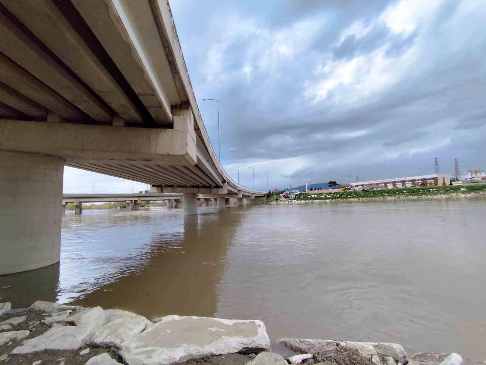 Yağmurdan yükselen dere, aracıyla köprü altından geçmek isteyen yaşlı adamı yuttu
