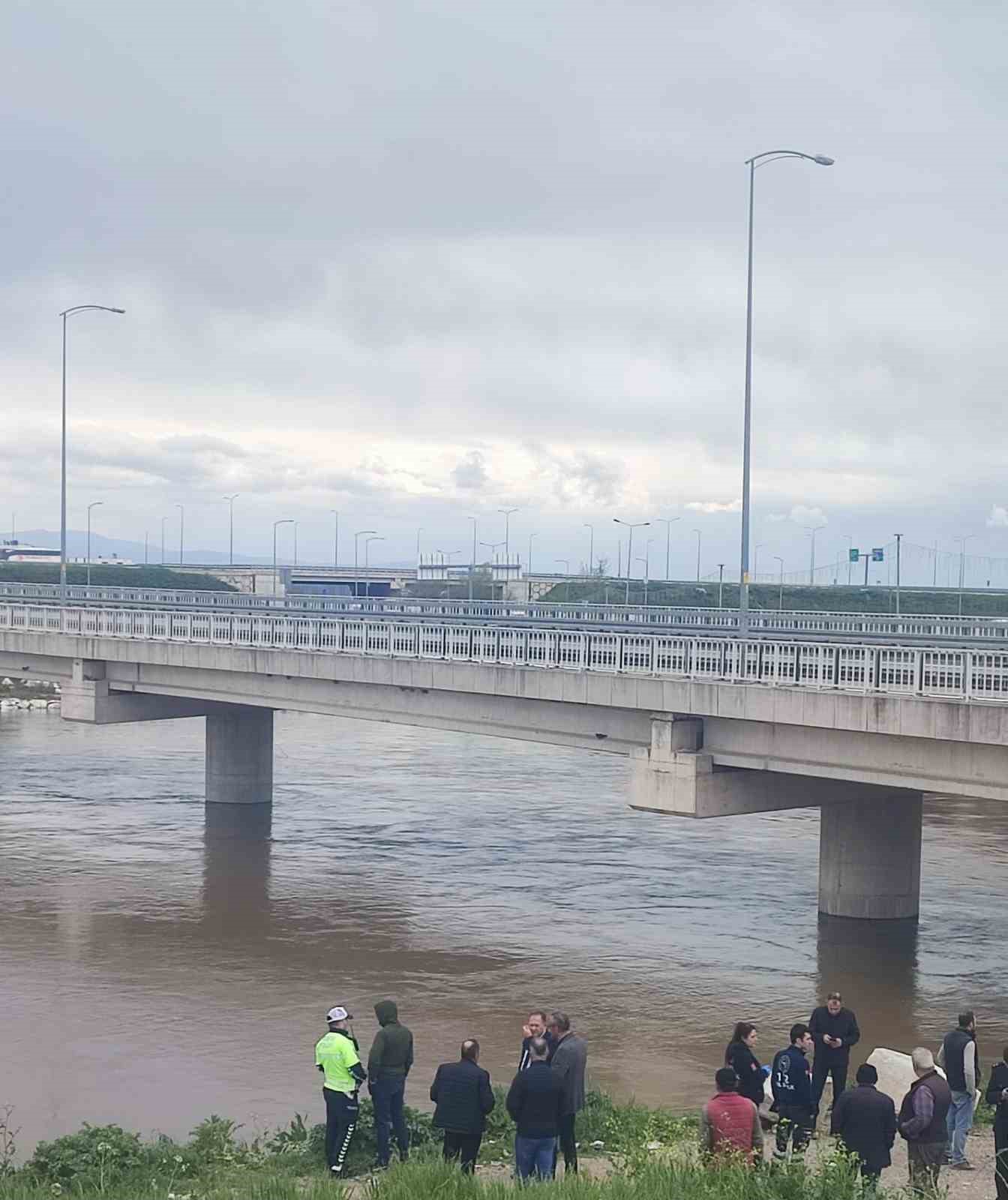 Yağmurdan yükselen dere, aracıyla köprü altından geçmek isteyen yaşlı adamı yuttu
