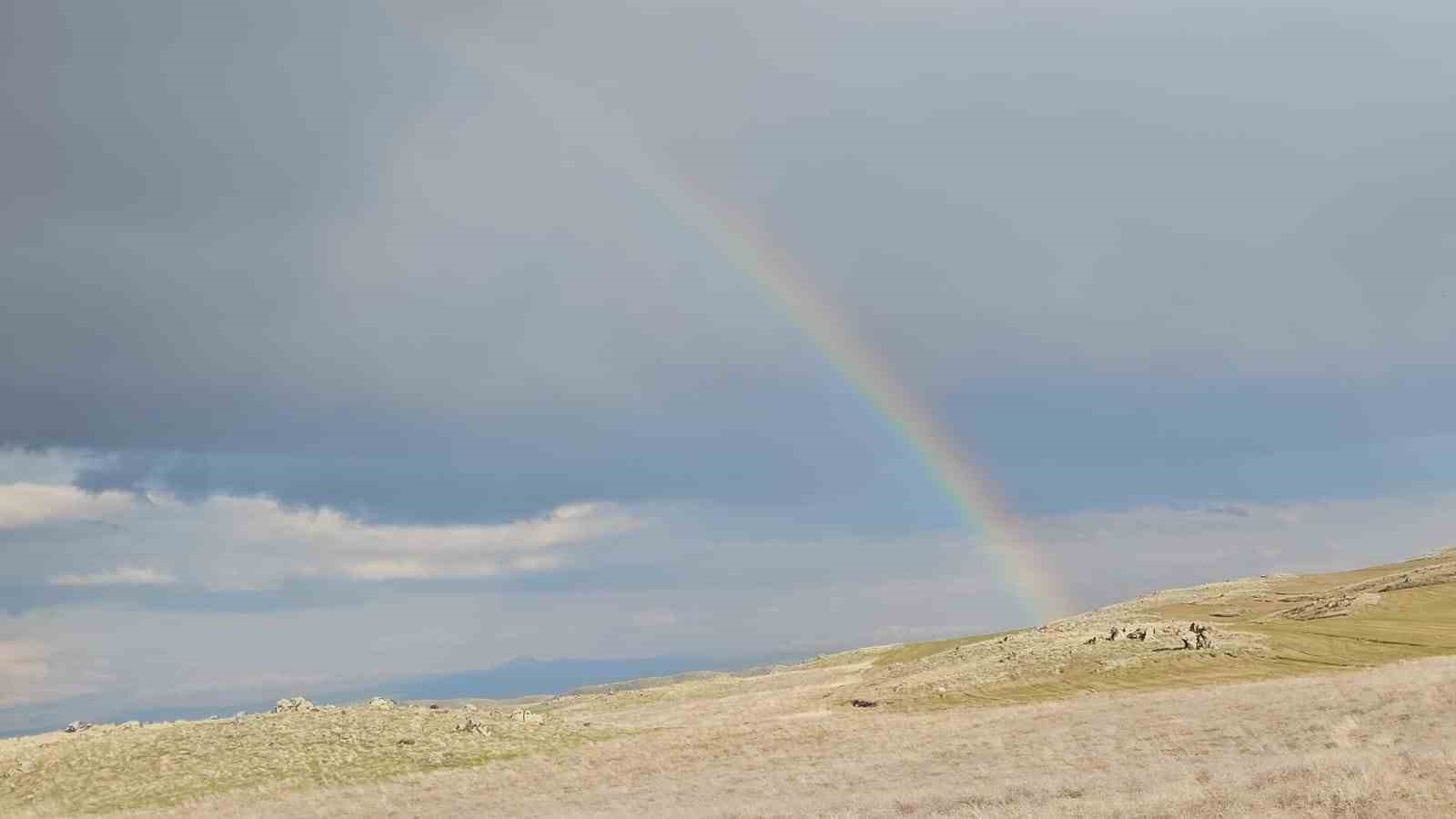 Yağmursuz havada ortaya çıkan gökkuşağı hayran bıraktı

