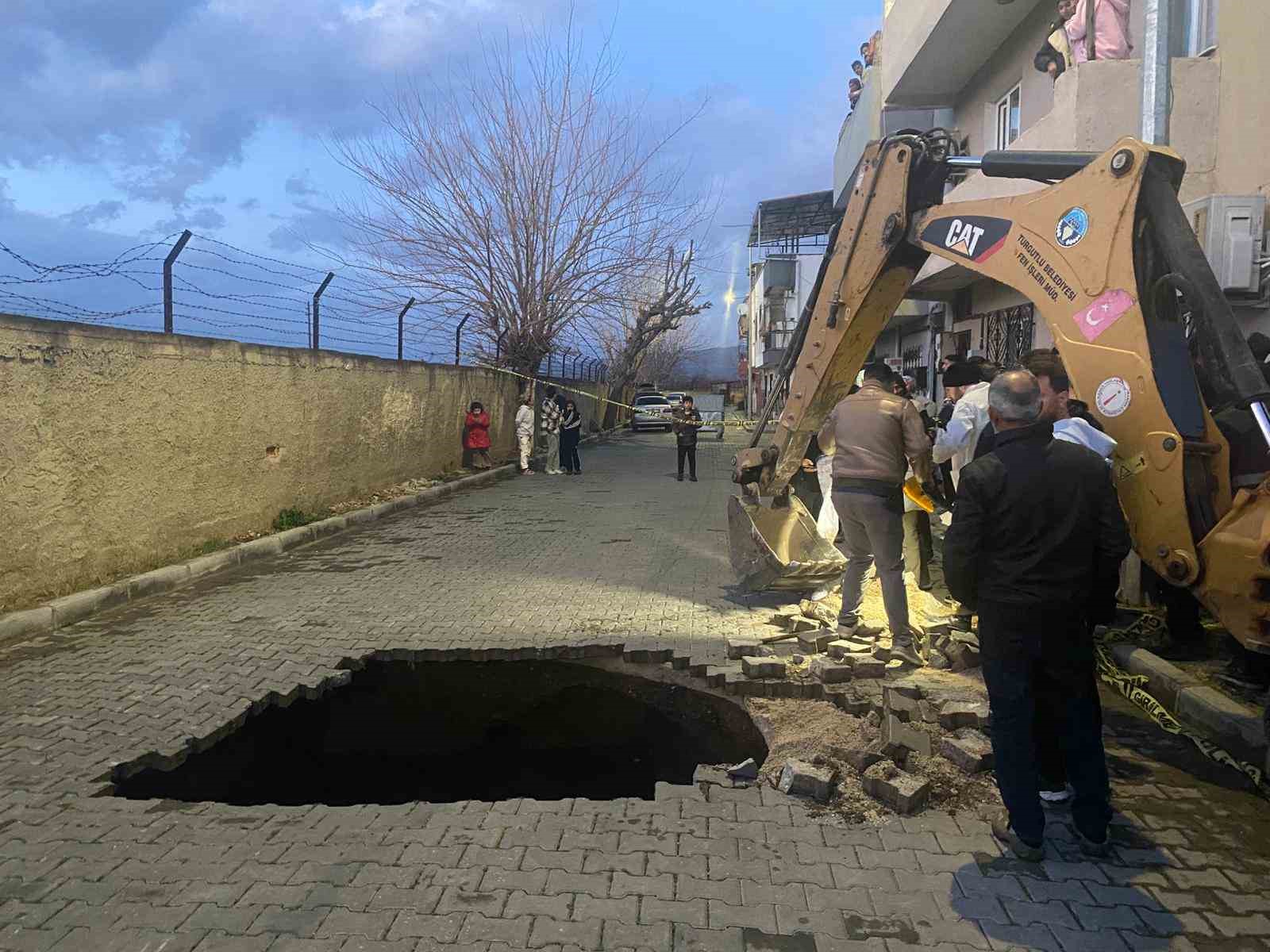 Yağmurun çökerttiği yolda insan kemikleri bulundu
