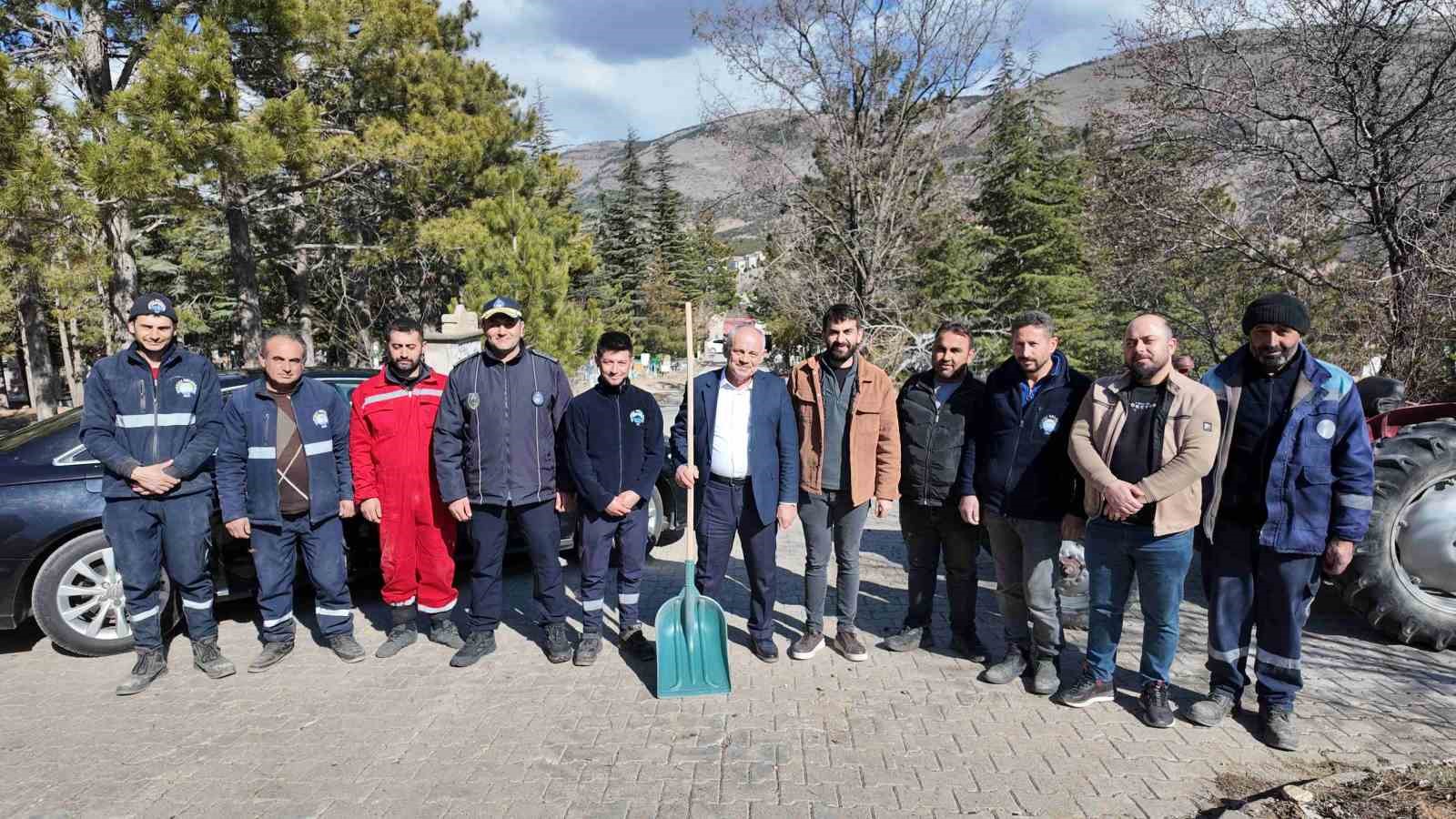Yahyalı Belediyesi’nden bayram öncesi mezarlıklarda temizlik çalışması
