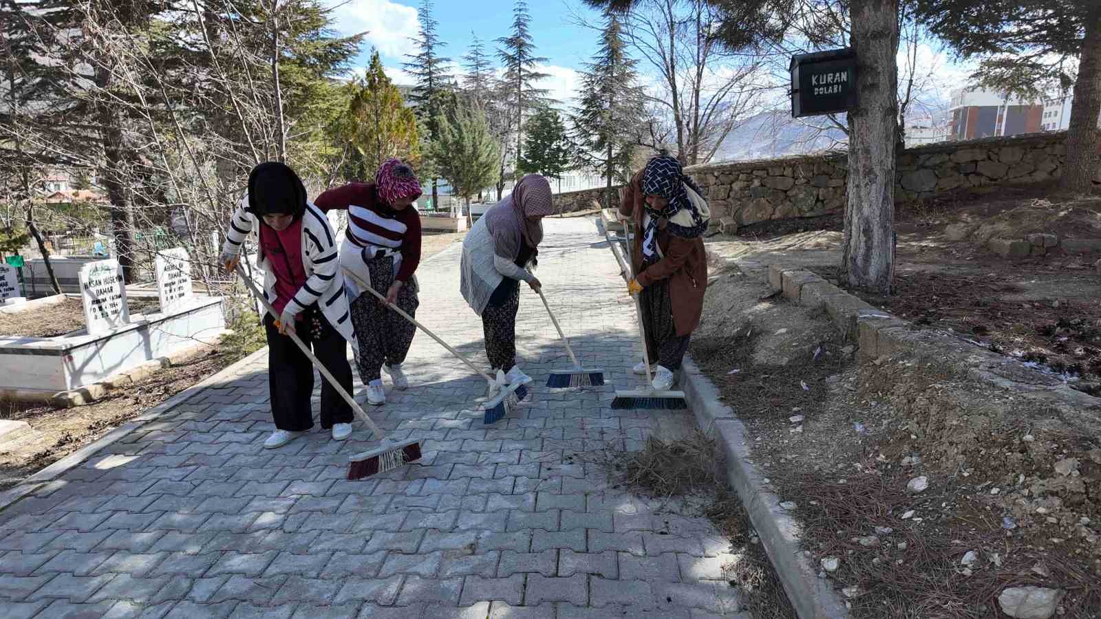 Yahyalı Belediyesi’nden bayram öncesi mezarlıklarda temizlik çalışması
