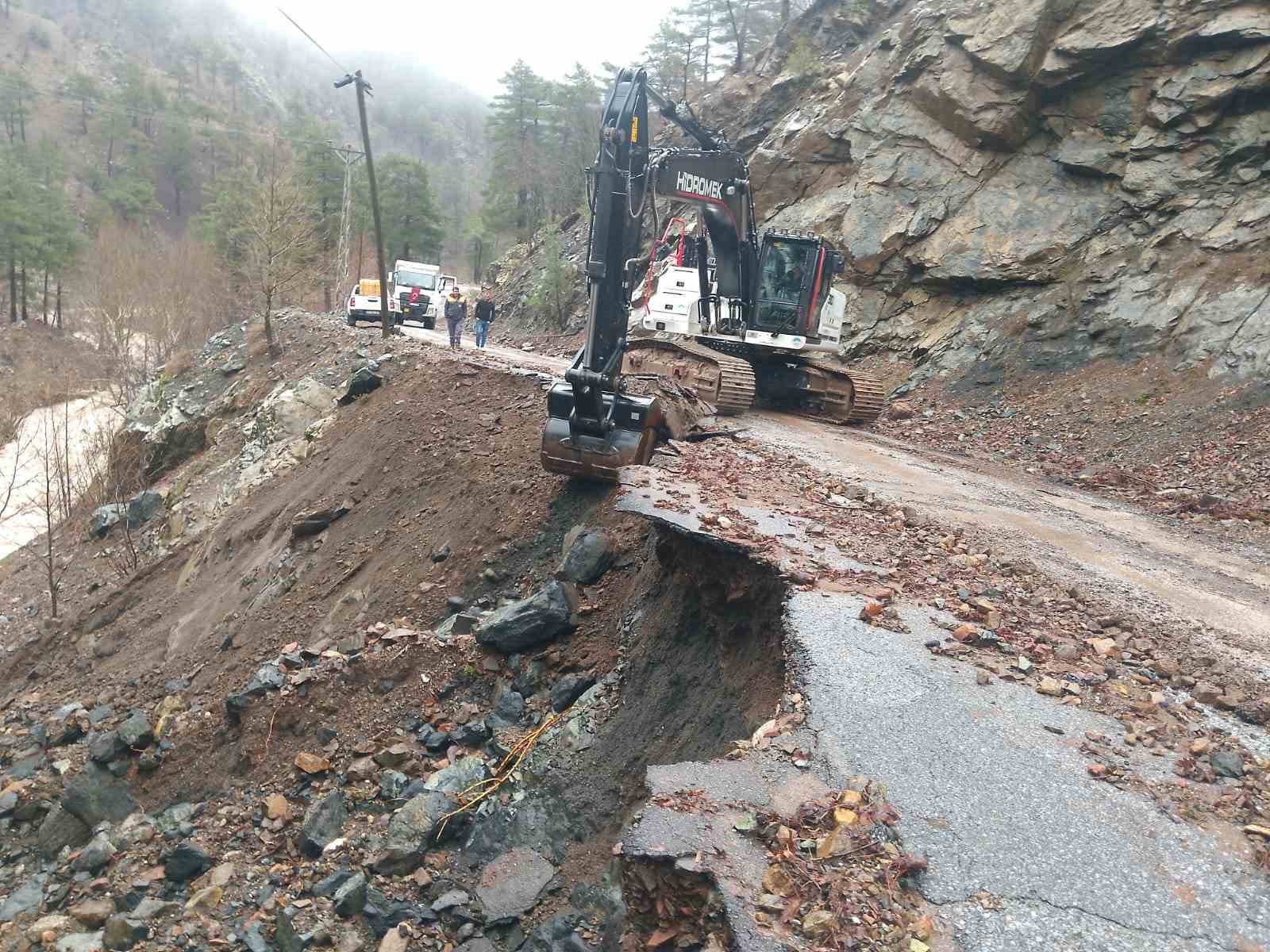 Yahyalı’da sel ve heyelan sonucu kapanan yollar açıldı
