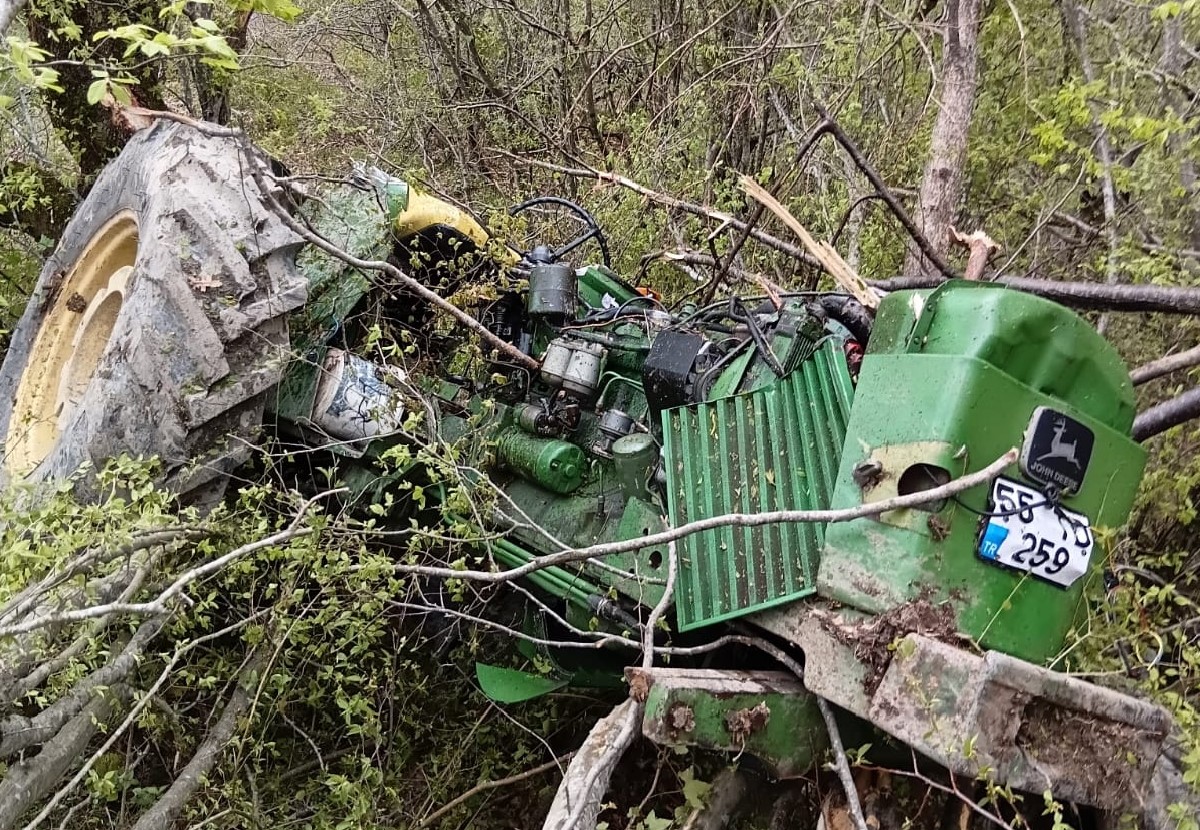 Yakakent’te traktör devrildi, sürücü yaralandı
