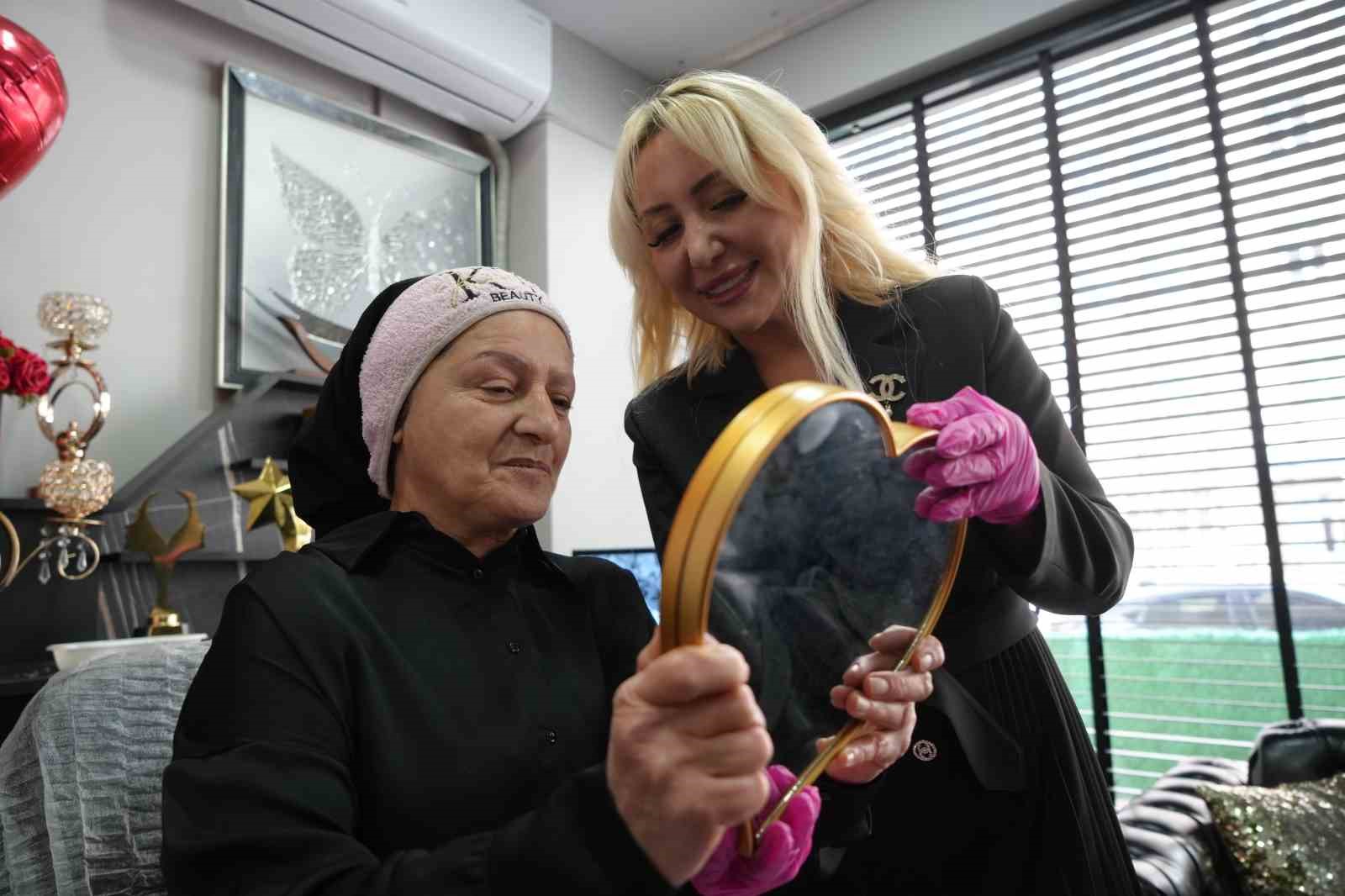 Yakınlarını kanserden kaybetti, kanser hastalarına kaş ve kalıcı makyajla moral oldu
