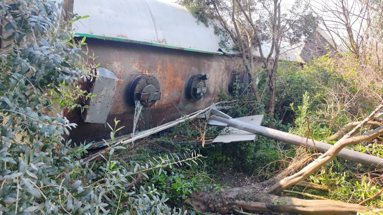Yakıt yüklü tankerin portakal bahçesine uçtuğu anlar araç kamerasında
