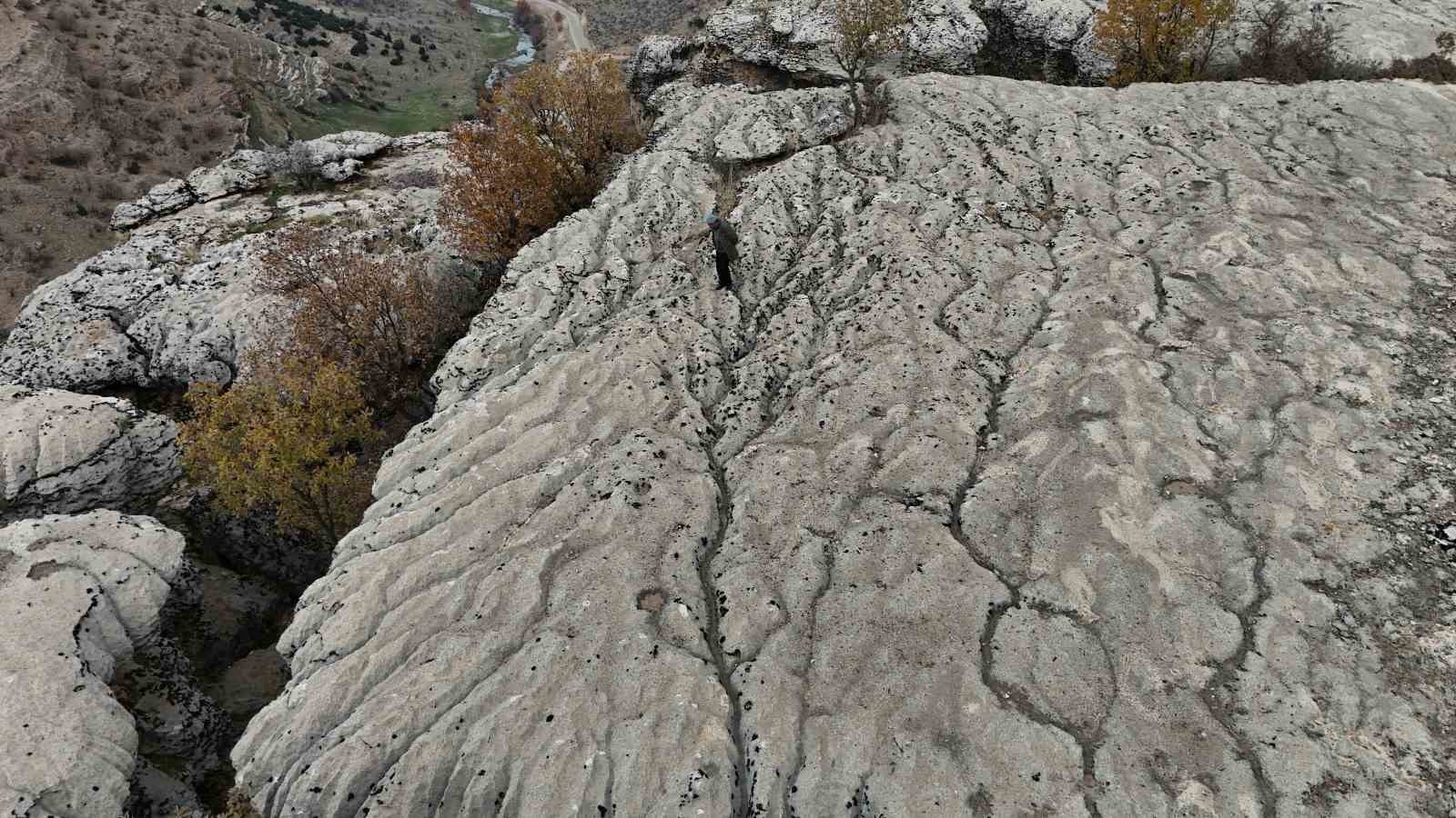 Yaklaşık 20 bin yılın sonunda kimyasal yönden aşınan taşın üzerinde su kollarının minyatürü ortaya çıktı
Yaklaşık 20 bin yılın sonunda kimyasal yönden aşınan taşın üzerinde su kollarının minyatürü ortaya çıktı