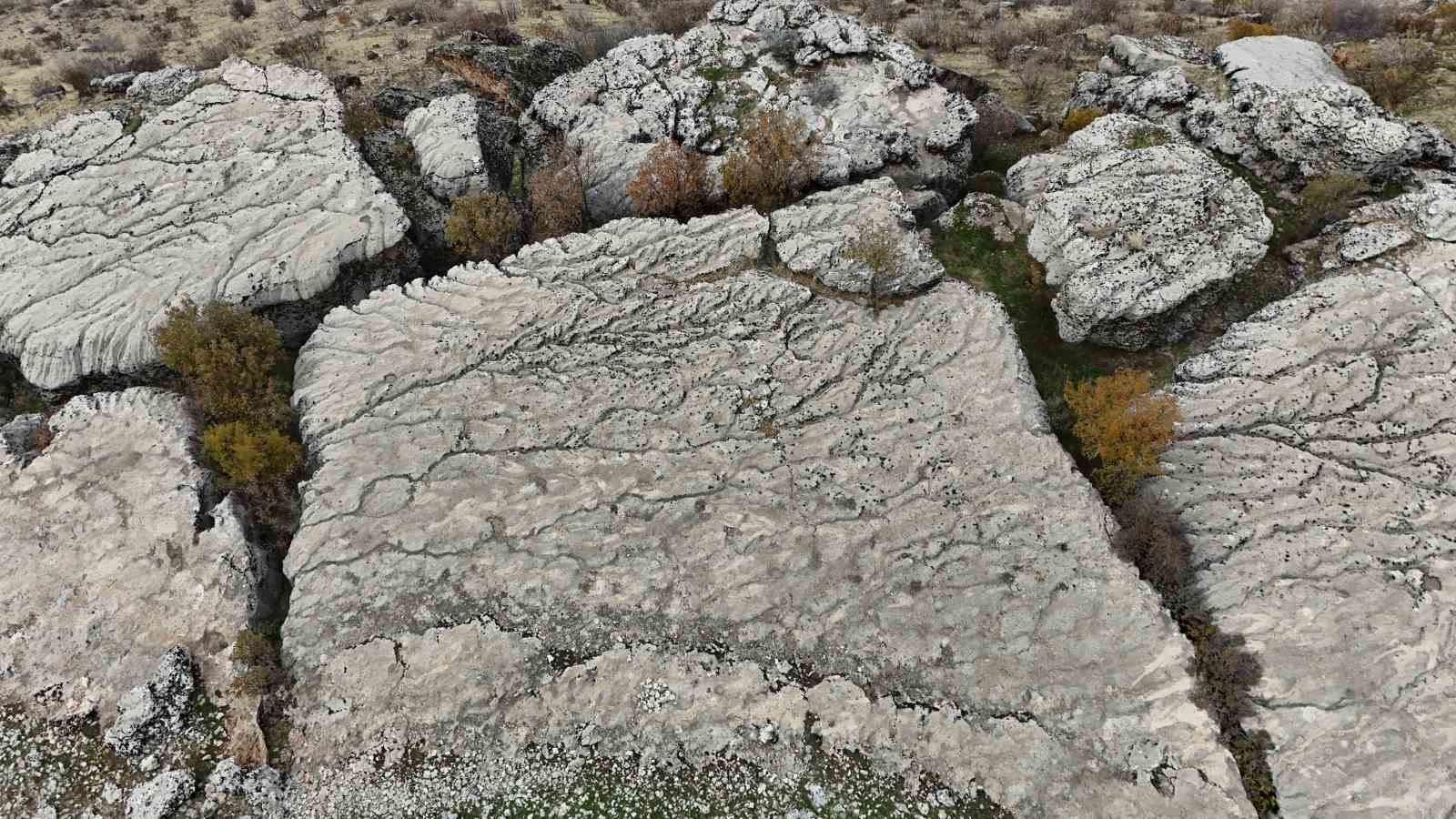Yaklaşık 20 bin yılın sonunda kimyasal yönden aşınan taşın üzerinde su kollarının minyatürü ortaya çıktı
Yaklaşık 20 bin yılın sonunda kimyasal yönden aşınan taşın üzerinde su kollarının minyatürü ortaya çıktı