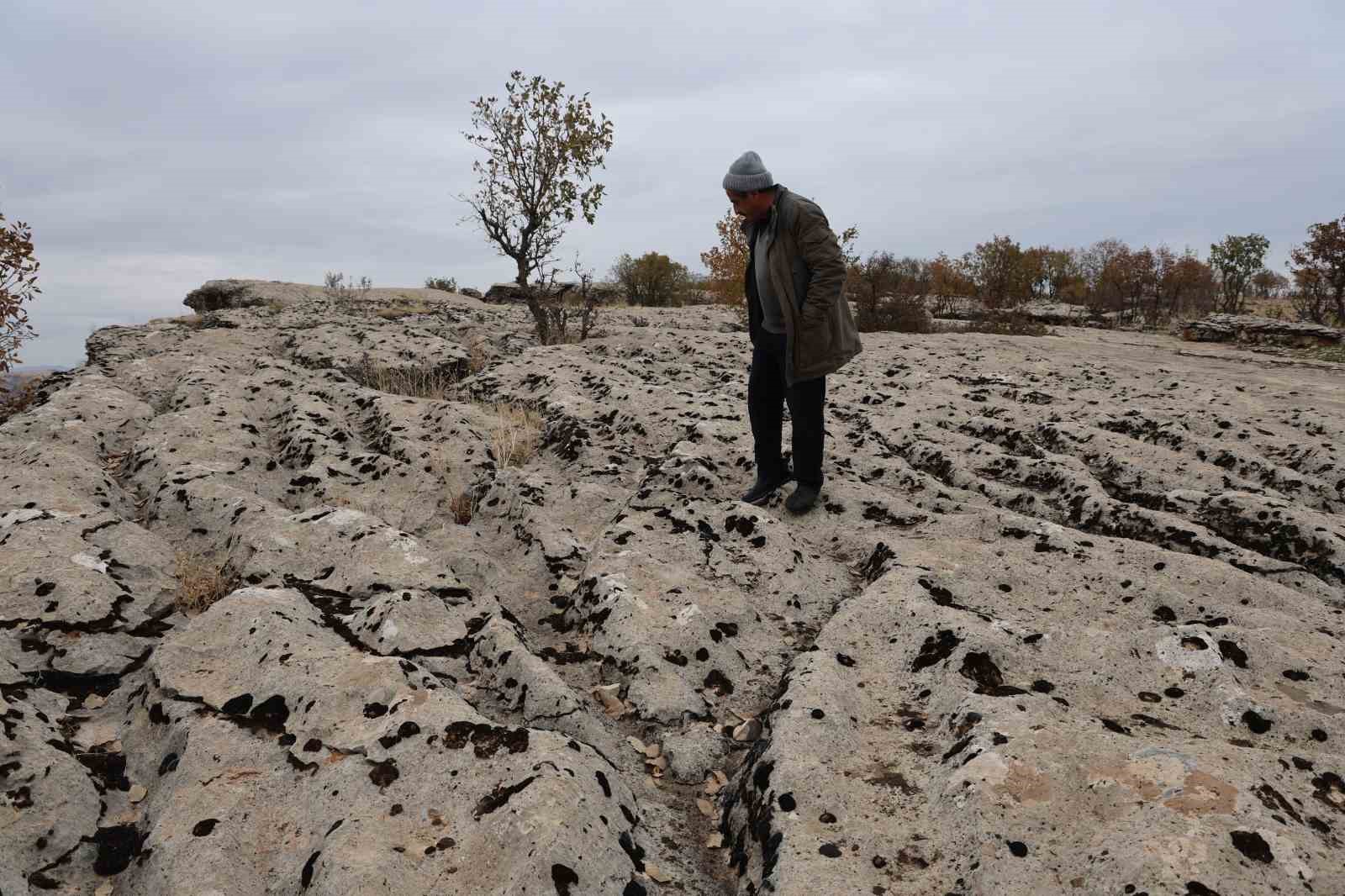 Yaklaşık 20 bin yılın sonunda kimyasal yönden aşınan taşın üzerinde su kollarının minyatürü ortaya çıktı
Yaklaşık 20 bin yılın sonunda kimyasal yönden aşınan taşın üzerinde su kollarının minyatürü ortaya çıktı
