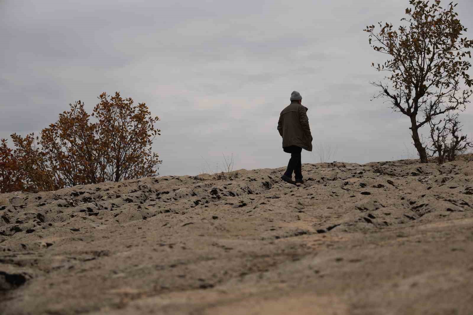 Yaklaşık 20 bin yılın sonunda kimyasal yönden aşınan taşın üzerinde su kollarının minyatürü ortaya çıktı
Yaklaşık 20 bin yılın sonunda kimyasal yönden aşınan taşın üzerinde su kollarının minyatürü ortaya çıktı