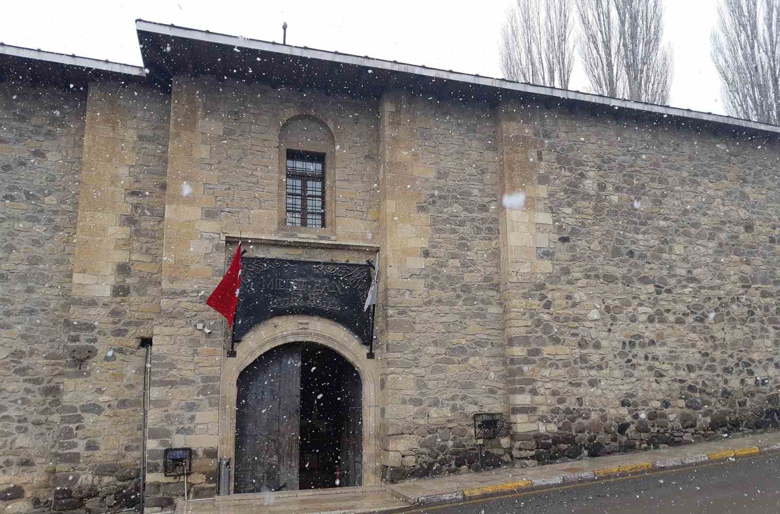 Yaklaşık 200 yıllık han, zamana direniyor
