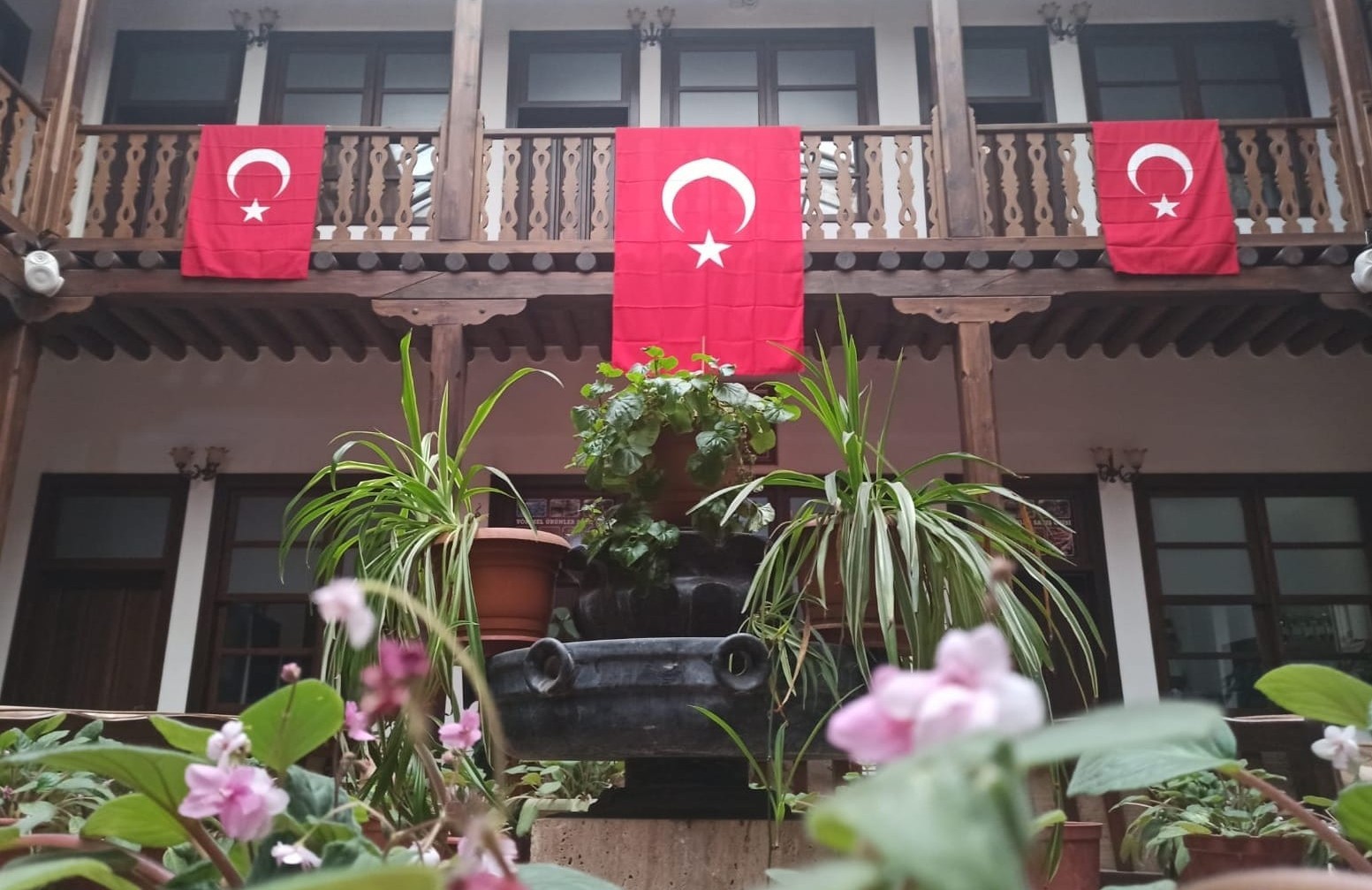 Yaklaşık 200 yıllık han, zamana direniyor
