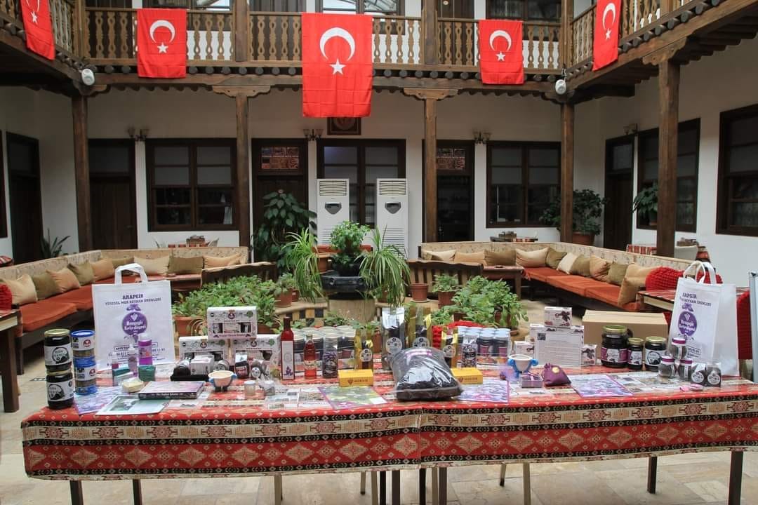 Yaklaşık 200 yıllık han, zamana direniyor
