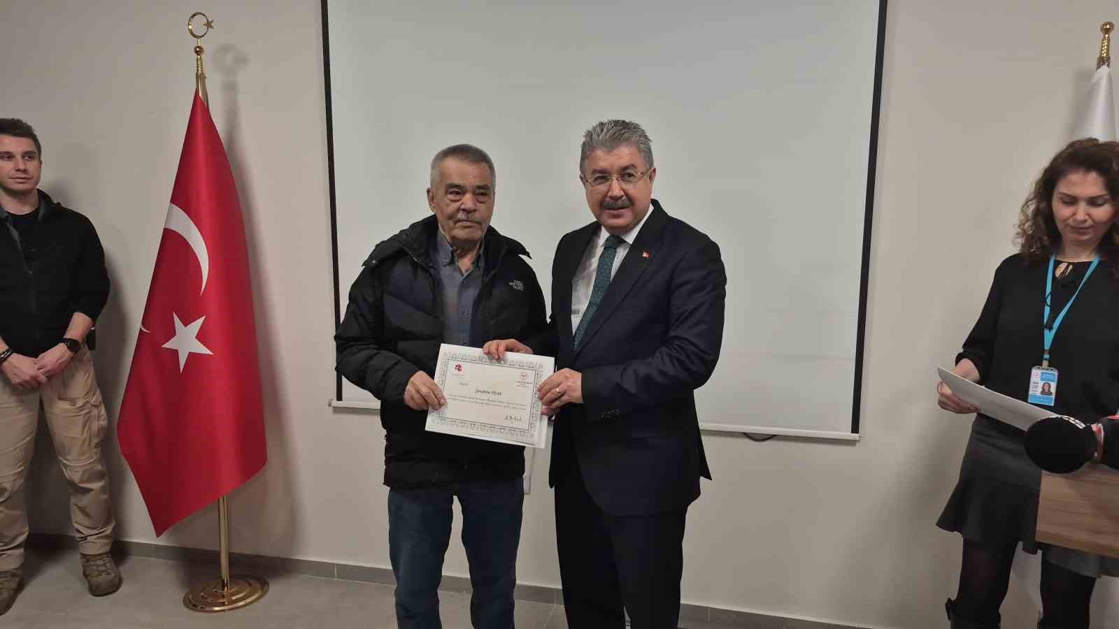 Yaklaşık 40 yıldır içtiği sigarayı 1 haftada bıraktı
