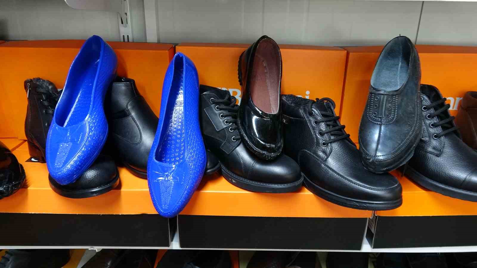 Yaklaşık 95 yıl önce üretimine başlanan "kara lastik" ilgi görmeye devam ediyor
