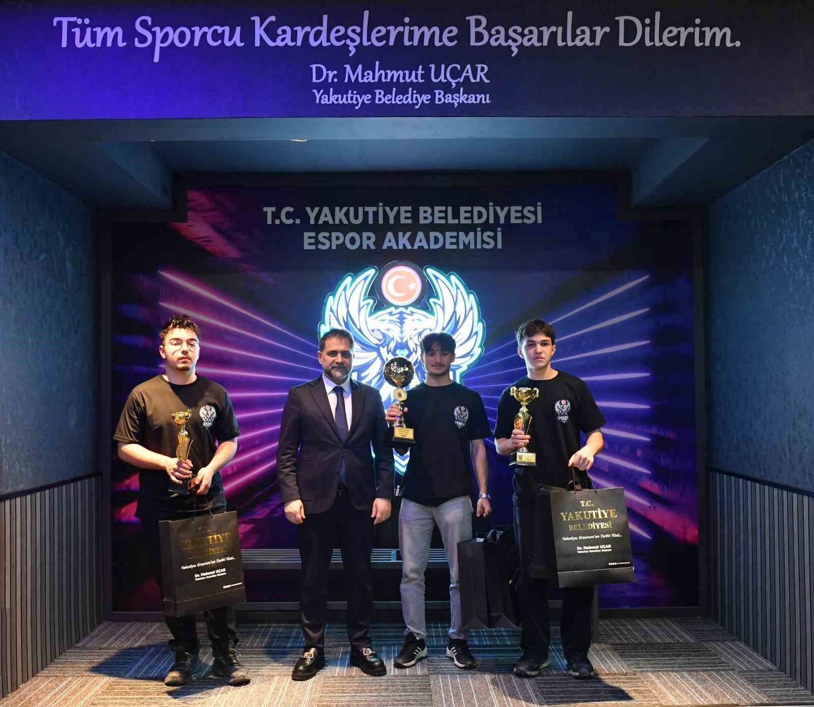 Yakutiye Belediyesi Espor akademisi liseler arası FIFA26 Espor turnuvasına gençlerden büyük ilgi
Yakutiye Belediyesi Espor akademisi liseler arası FIFA26 Espor turnuvasına gençlerden büyük ilgi