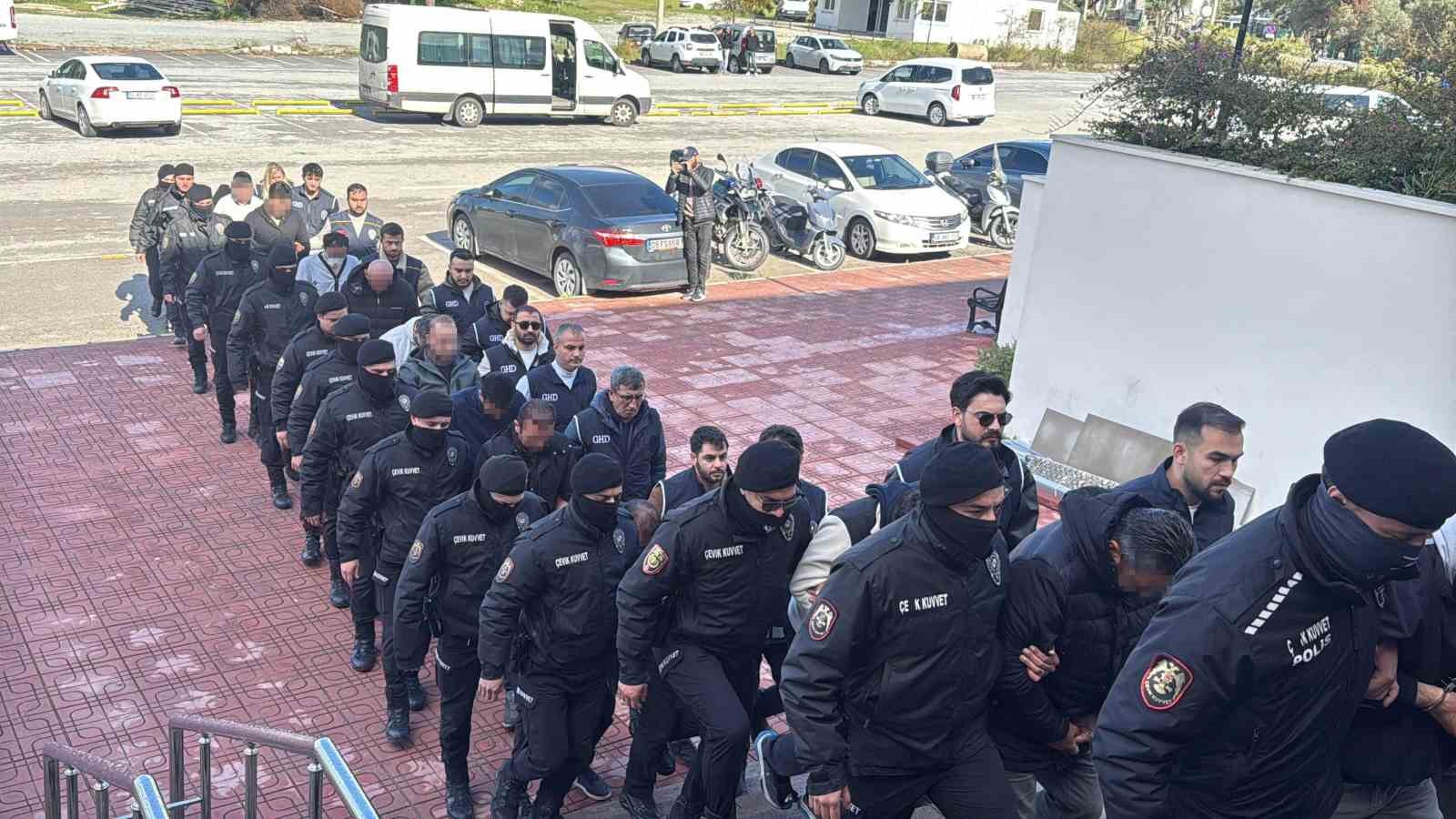 Yalıkavak açıklarında göçmen faciası: 16 şüpheli adliyede
Yalıkavak açıklarında göçmen faciası: 16 şüpheli adliyede