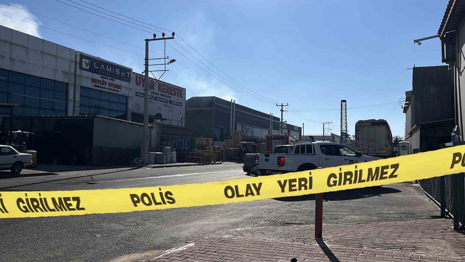 Yalıtım malzemesi bulunan depoda yangın paniği
