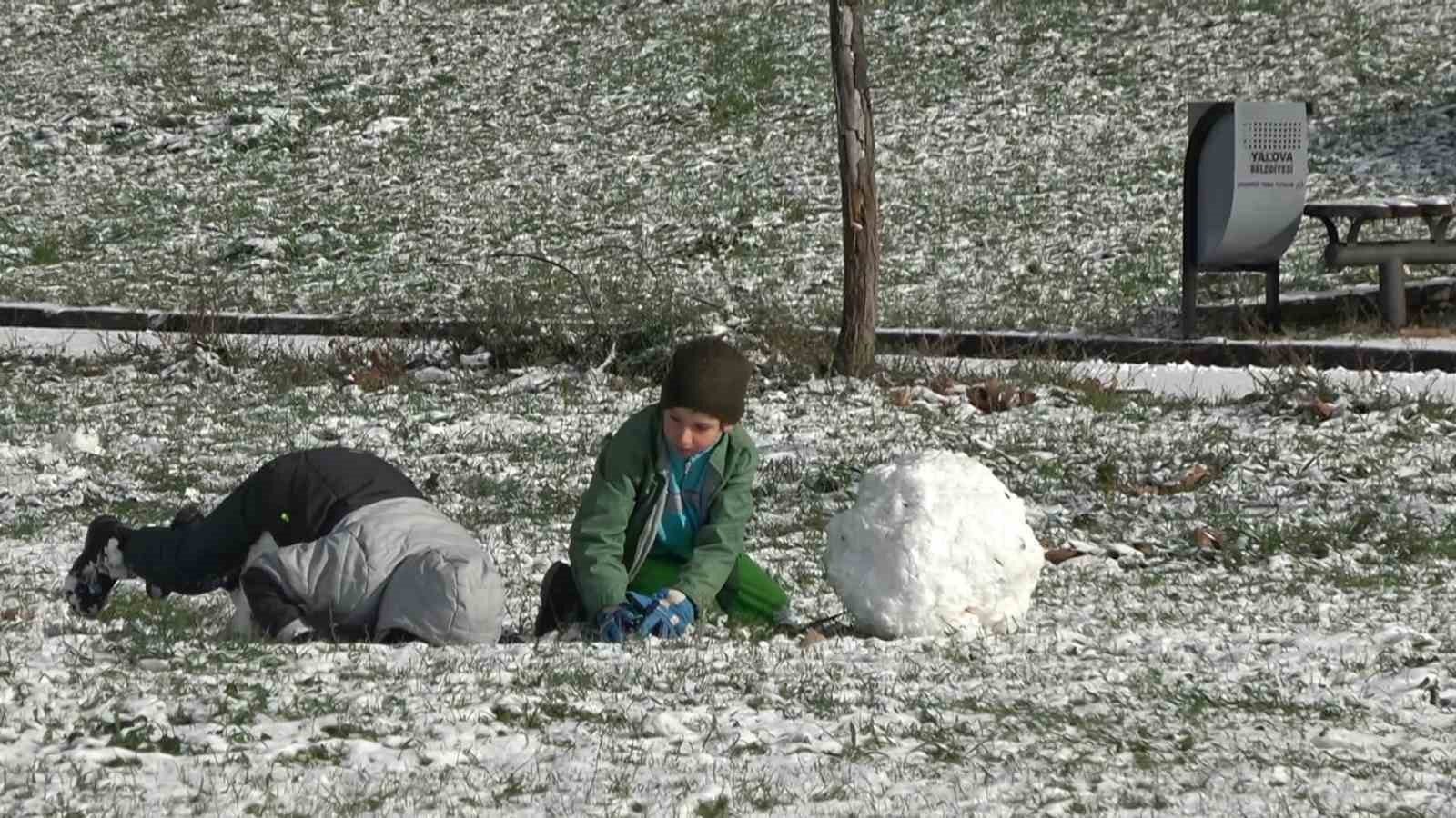 Yalova yeni yılı karla karşıladı
