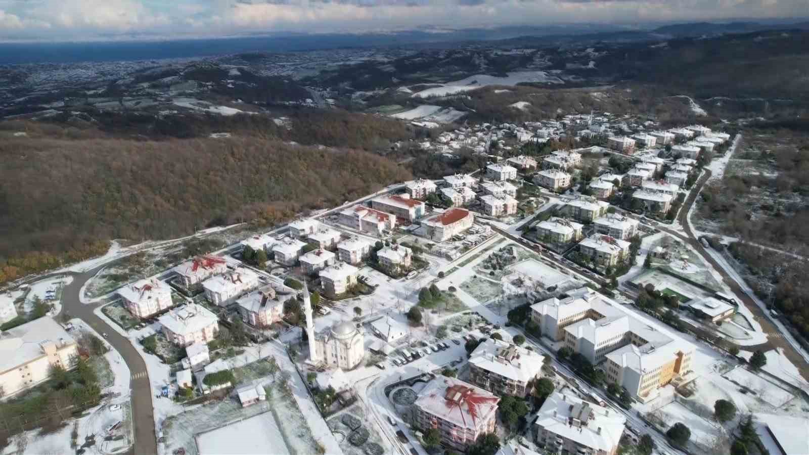 Yalova yeni yılı karla karşıladı
