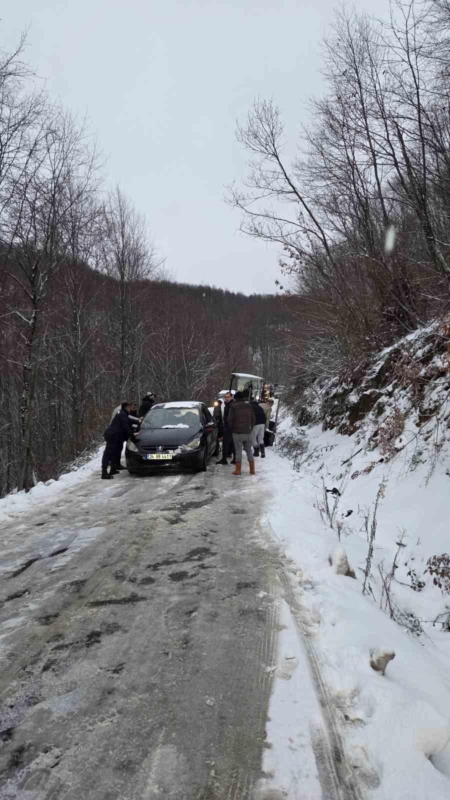 Yalova’da araçlarında mahsur kalan 35 kişi kurtarıldı

