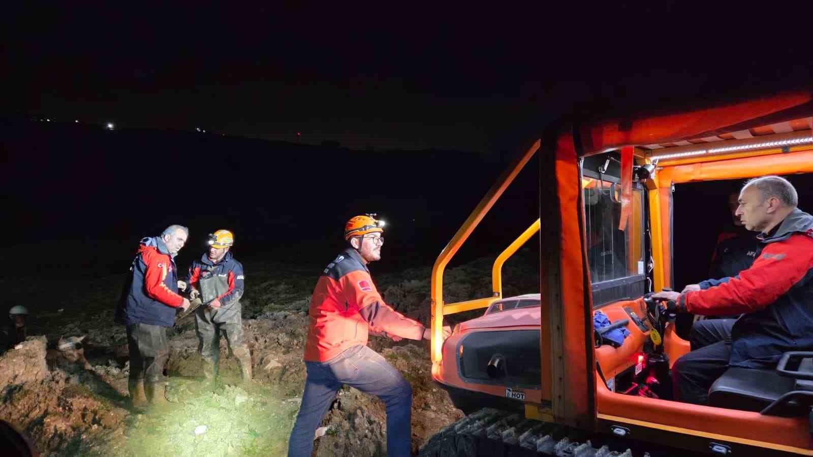 Yalova’da bataklıkta mahsur kalan vatandaş ve büyükbaş hayvanı kurtarıldı
