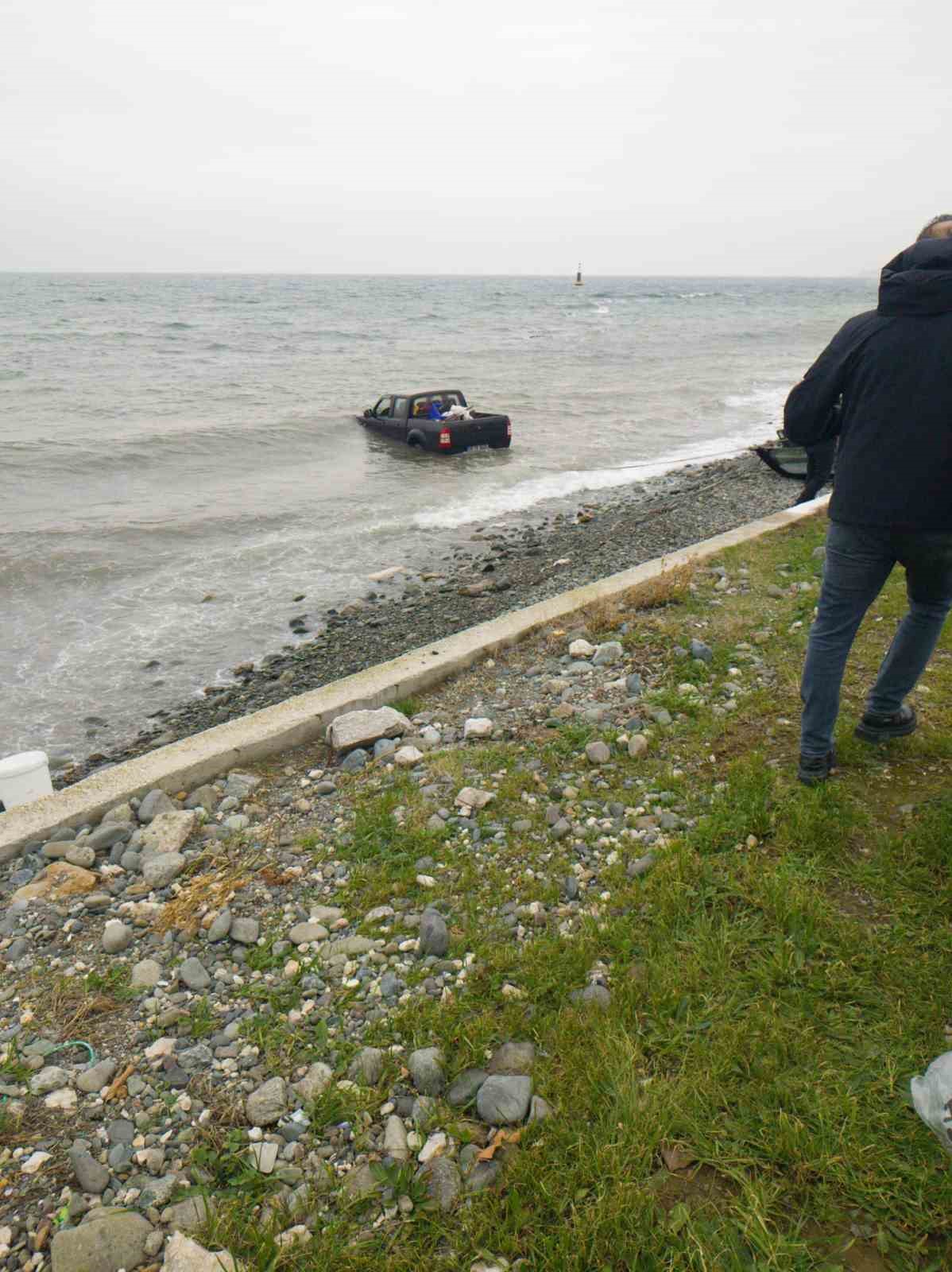 Yalova’da kontrolden çıkan pikap denize uçtu: 1 yaralı
