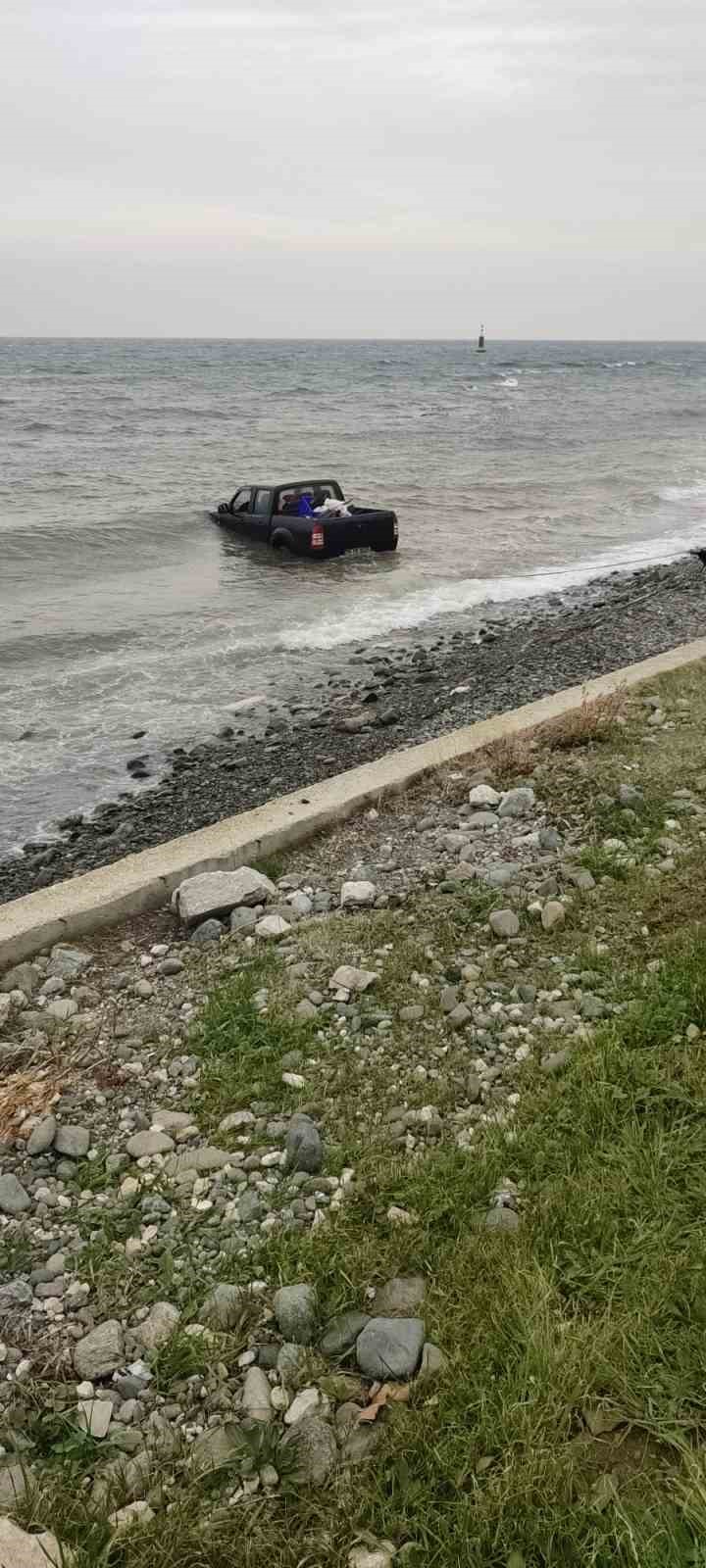 Yalova’da kontrolden çıkan pikap denize uçtu: 1 yaralı
