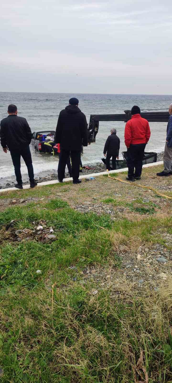 Yalova’da kontrolden çıkan pikap denize uçtu: 1 yaralı
