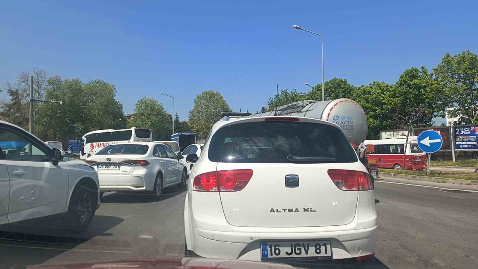 Yalova’da köprülü kavşakta çalışma nedeniyle trafik yoğunluğu
