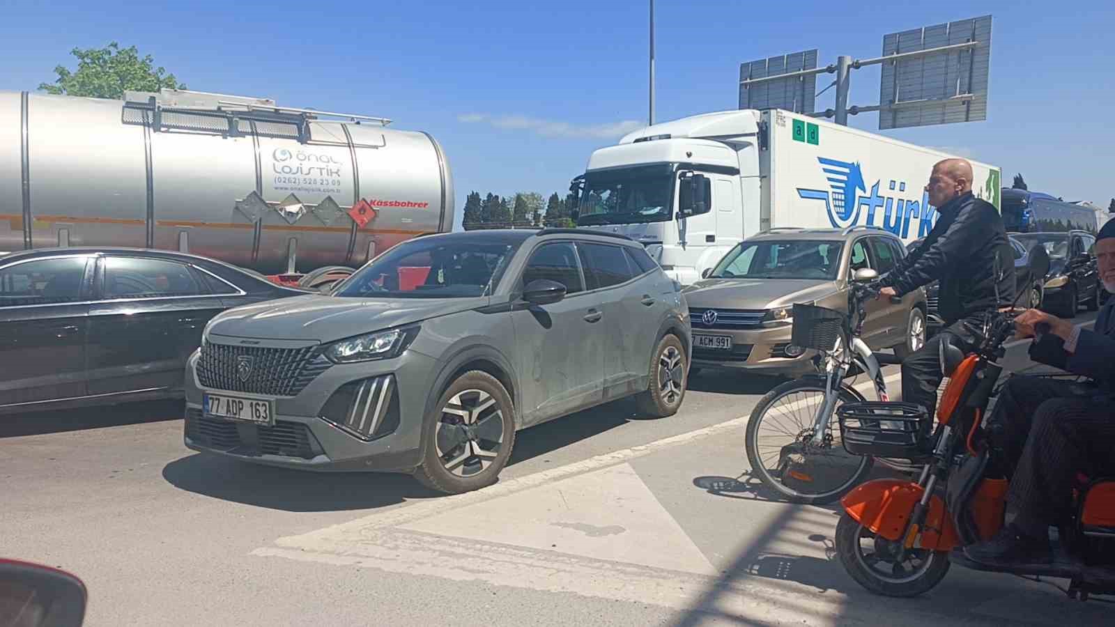 Yalova’da köprülü kavşakta çalışma nedeniyle trafik yoğunluğu
