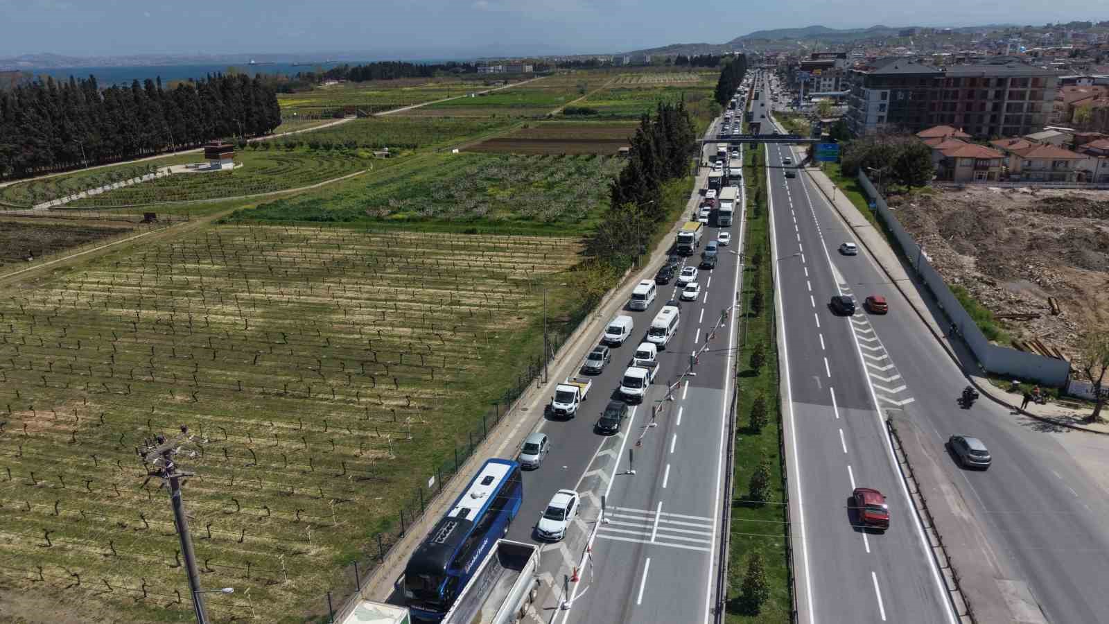 Yalova’da köprülü kavşakta çalışma nedeniyle trafik yoğunluğu
