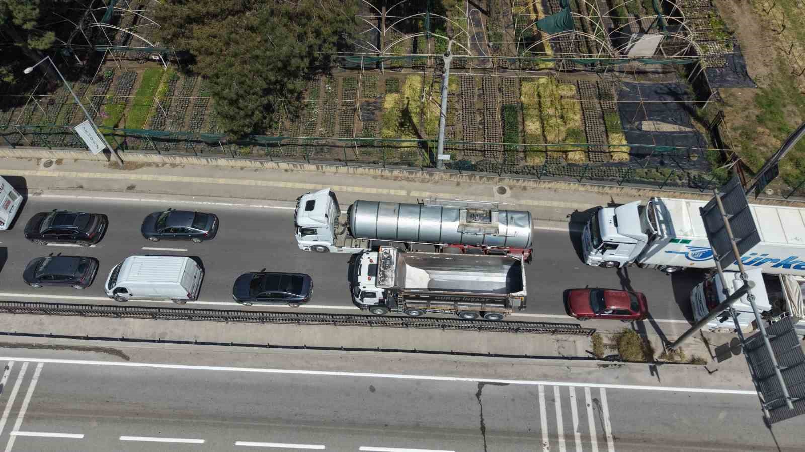 Yalova’da köprülü kavşakta çalışma nedeniyle trafik yoğunluğu
