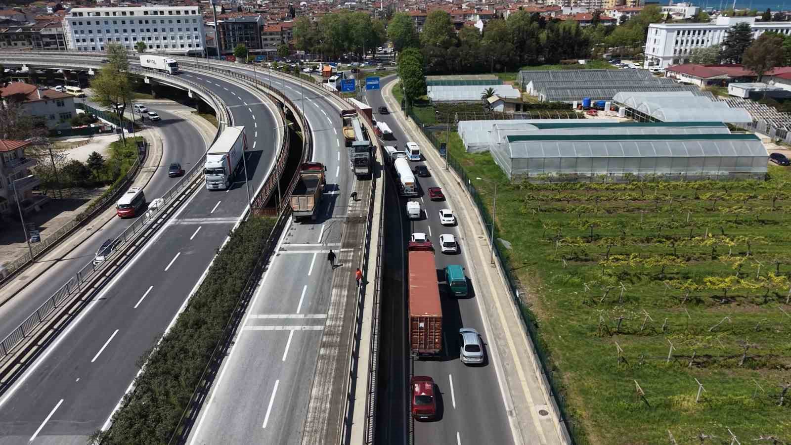 Yalova’da köprülü kavşakta çalışma nedeniyle trafik yoğunluğu
