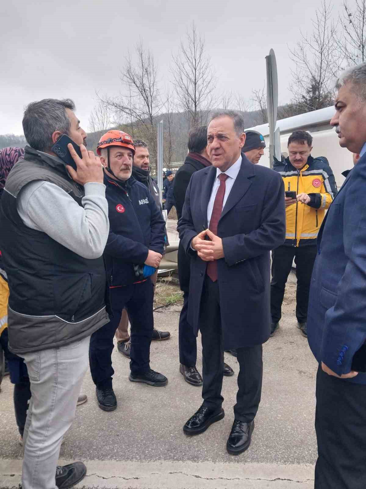 Yalova’da servis midibüsü kaza yaptı: 1 ölü, 20 yaralı
