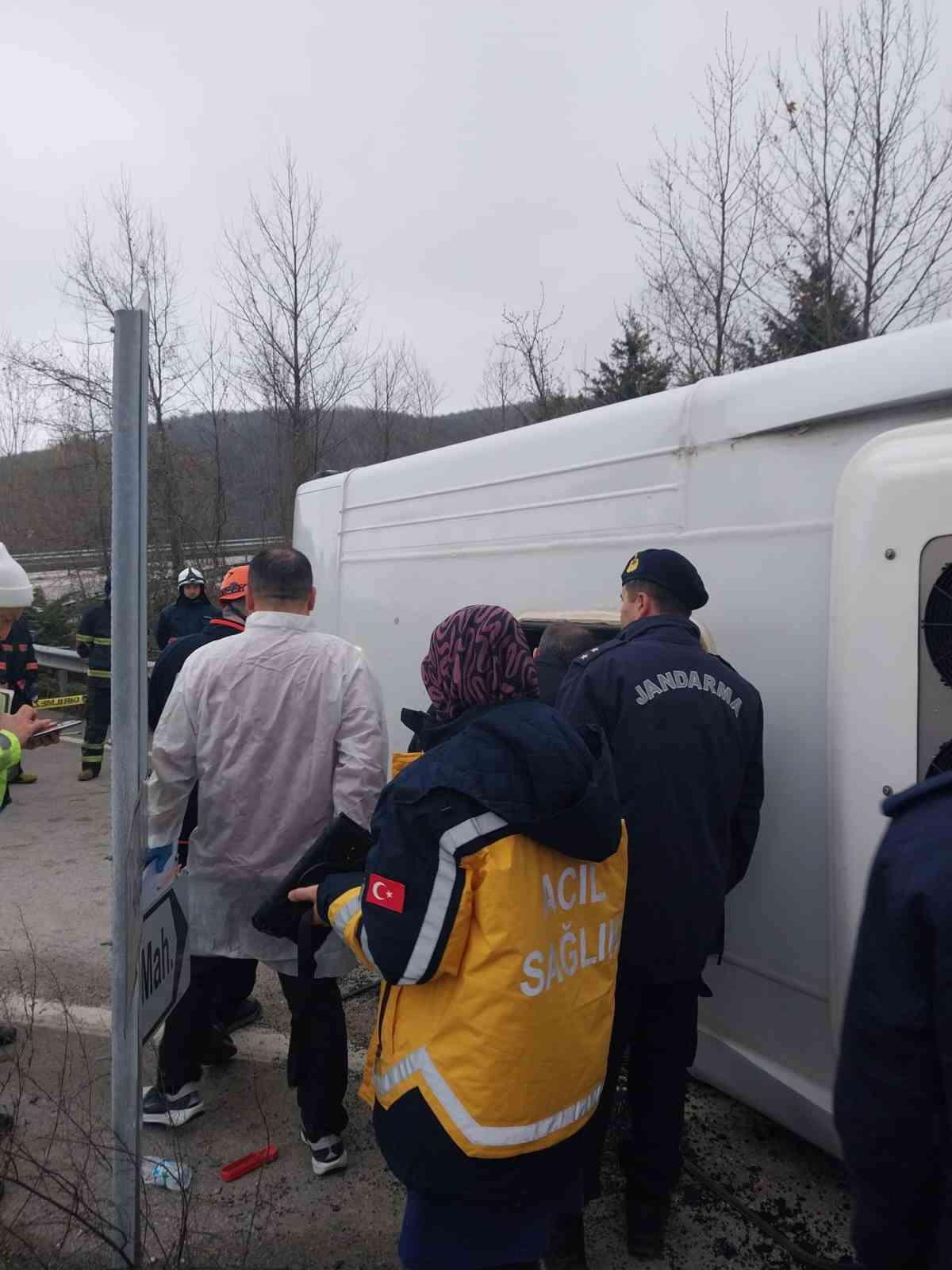 Yalova’da servis midibüsü kaza yaptı: 1 ölü, 20 yaralı
