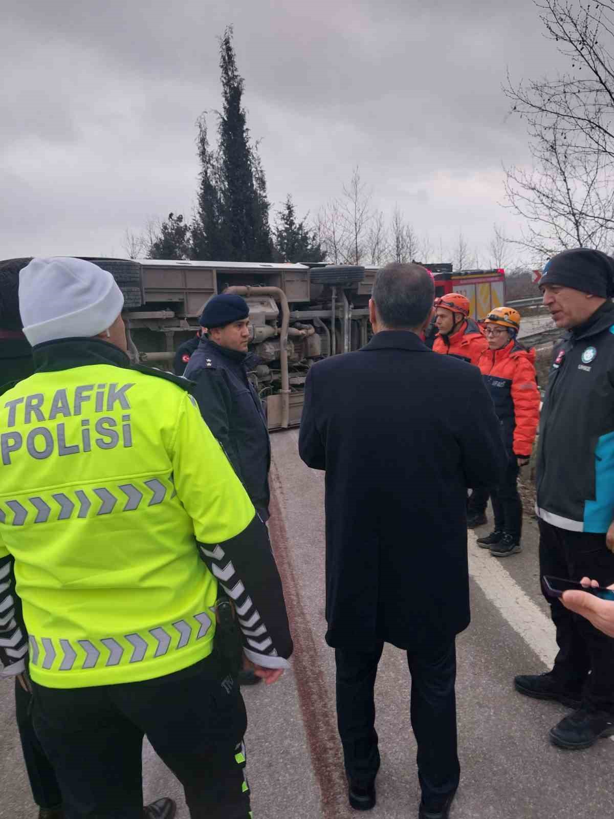 Yalova’da servis midibüsü kaza yaptı: 1 ölü, 20 yaralı
