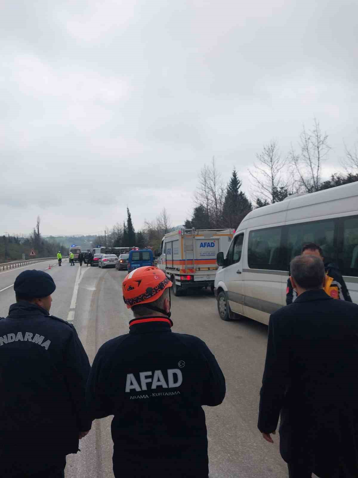 Yalova’da servis midibüsü kaza yaptı: 1 ölü, 20 yaralı
