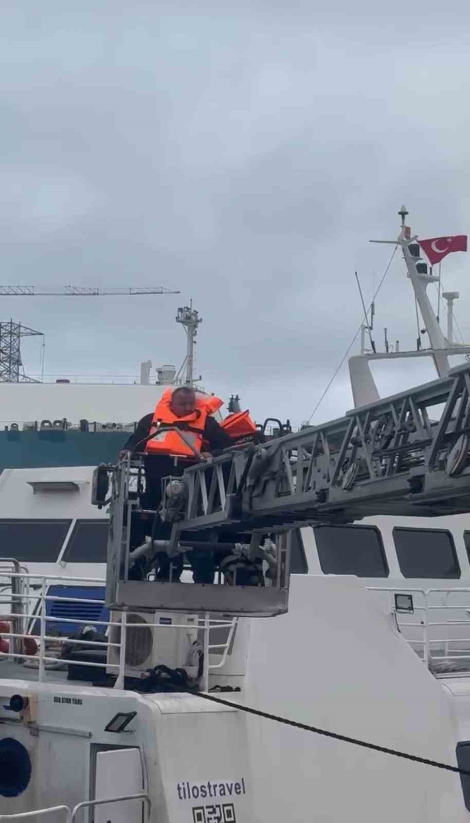 Yalova’da tersaneye bağlı geminin 6 personeli için kurtarma operasyonu
