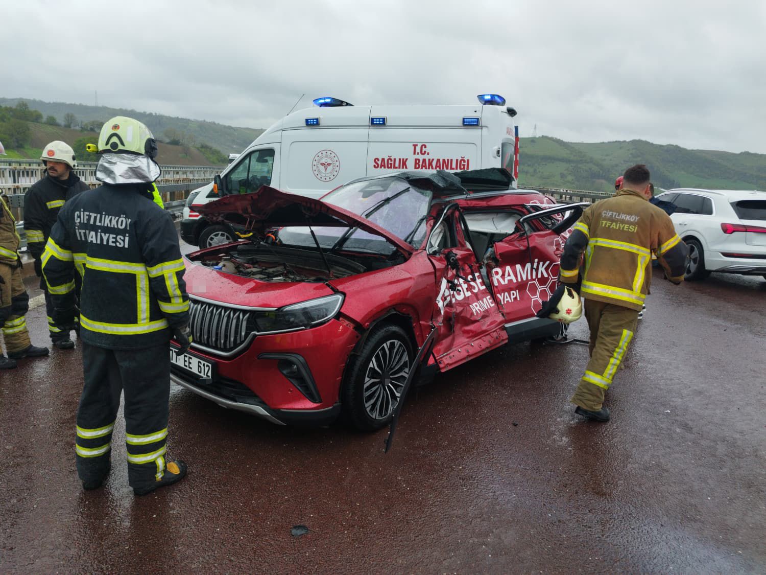 Yalova’da tır otomobille çarpıştı: 4 yaralı
