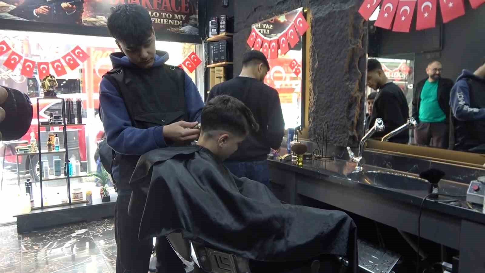 Yalovalı berberden 23 Nisan’da çocuklara ücretsiz tıraş jesti
