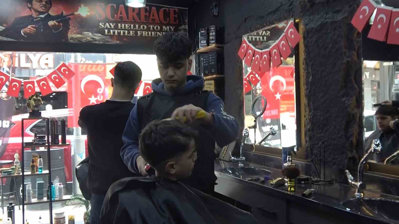 Yalovalı berberden 23 Nisan’da çocuklara ücretsiz tıraş jesti
