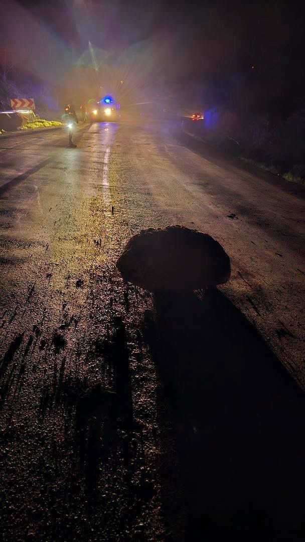Yamaçtan kopan kaya parçaları Karabük-Yenice kara yoluna düştü
