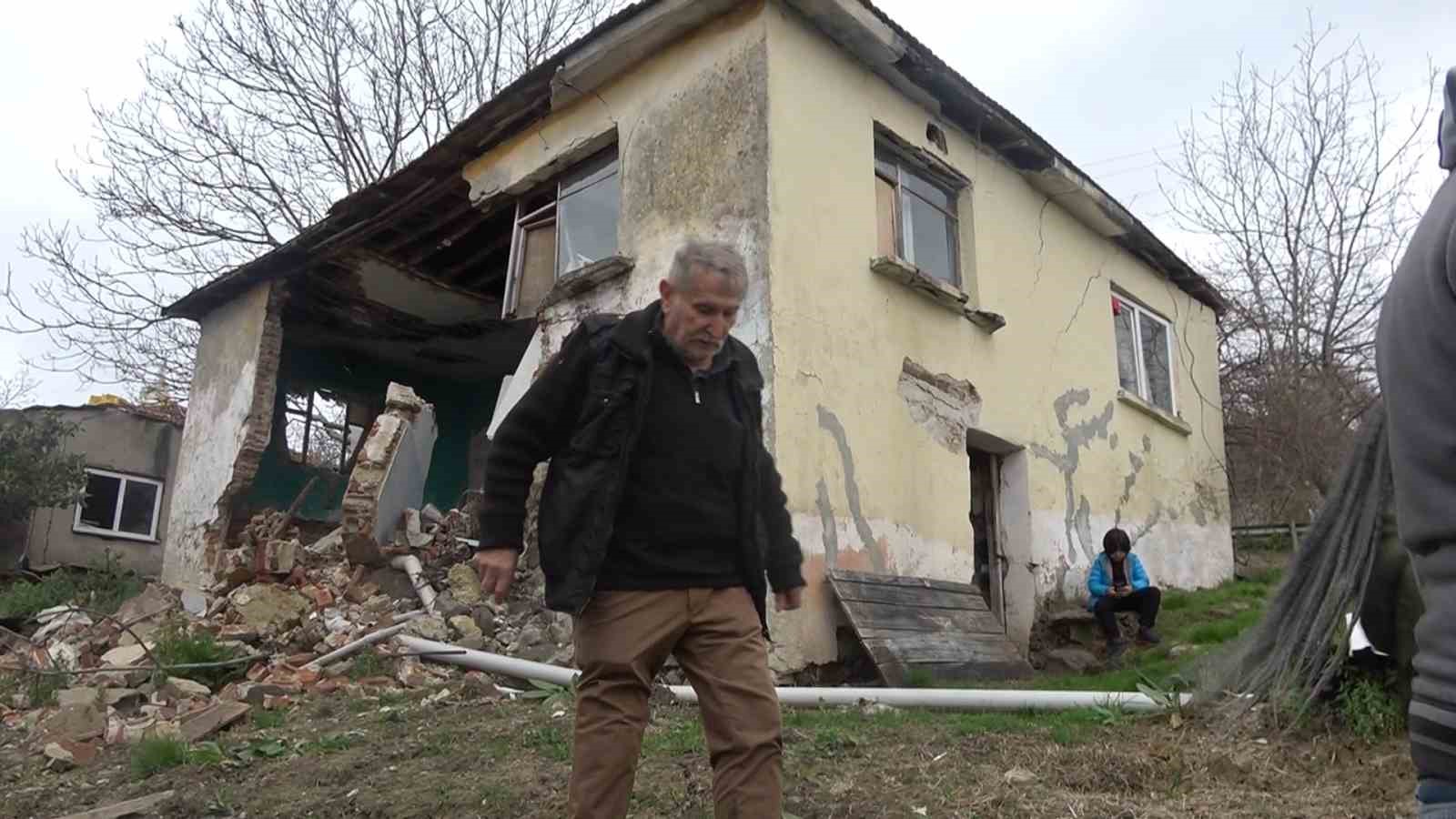 Yan parseldeki inşaat nedeniyle evsiz kaldılar
